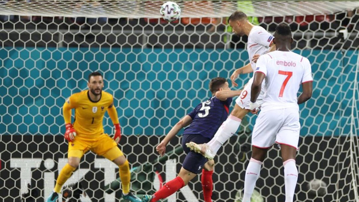 Seferovic, marcando el primer gol de Suiza ante Francia.