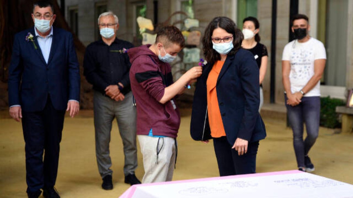 La vicepresidenta del Consell y consellera de Políticas Inclusivas, Mónica Oltra, durante la firma de la Bandera Trans como muestra de apoyo a la Ley Estatal e Integral Trans, a 14 de mayo de 2021, en el Patio de los Ficus de las Corts