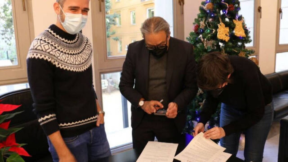 El todavía síndic de Compromís, Fran Ferri, posa feliz mientras observa la claudicación del PSPV firmando la tasa turística