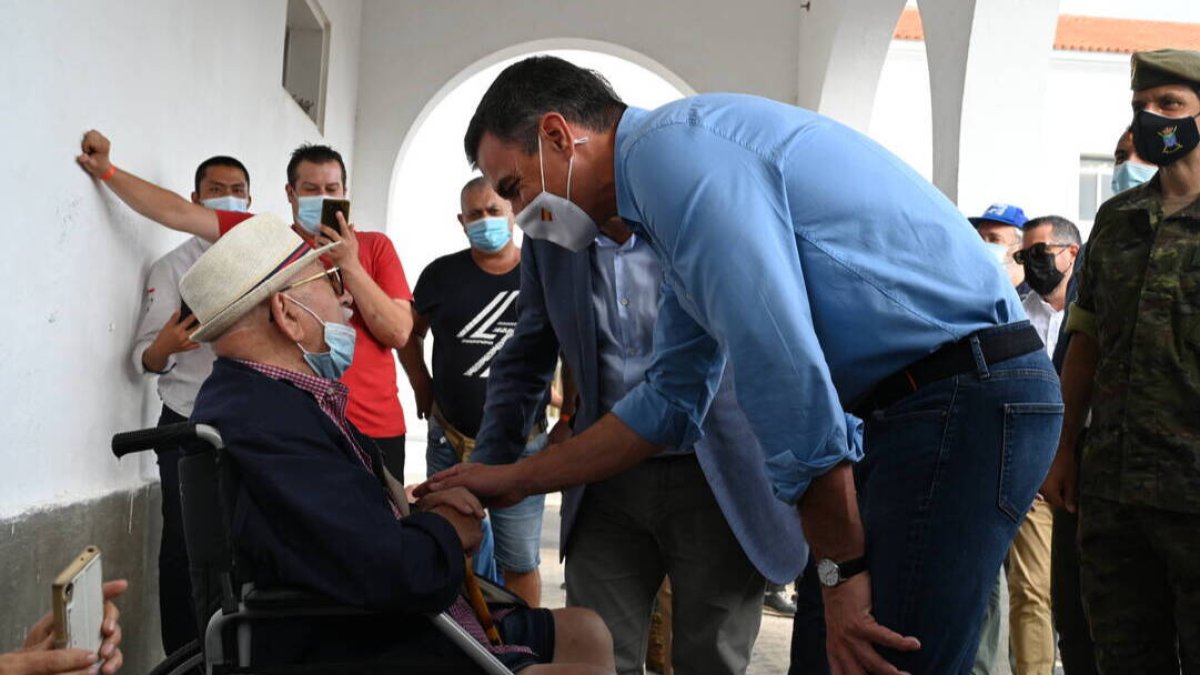 Pedro Sánchez hablando con un evacuado.