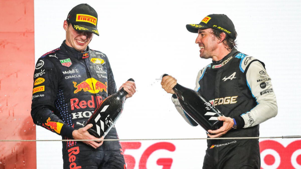 Fernando Alonso, en el podio junto a Verstappen.