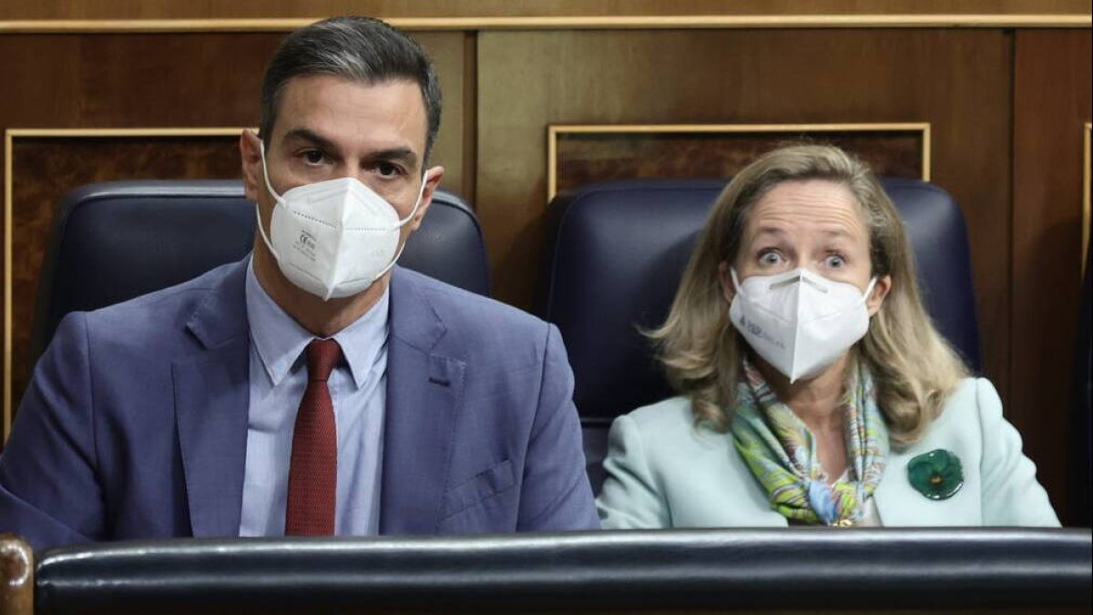 El presidente del Gobierno, Pedro Sánchez; y la ministra de Asuntos Económicos, Nadia Calviño