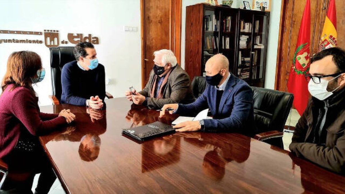 Rubén Alfaro reunido con altos representantes de AEC