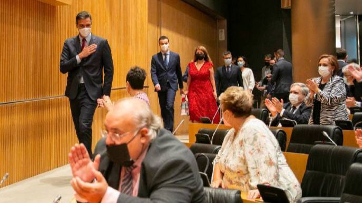 Sánchez, aclamado por sus diputados y senadores.