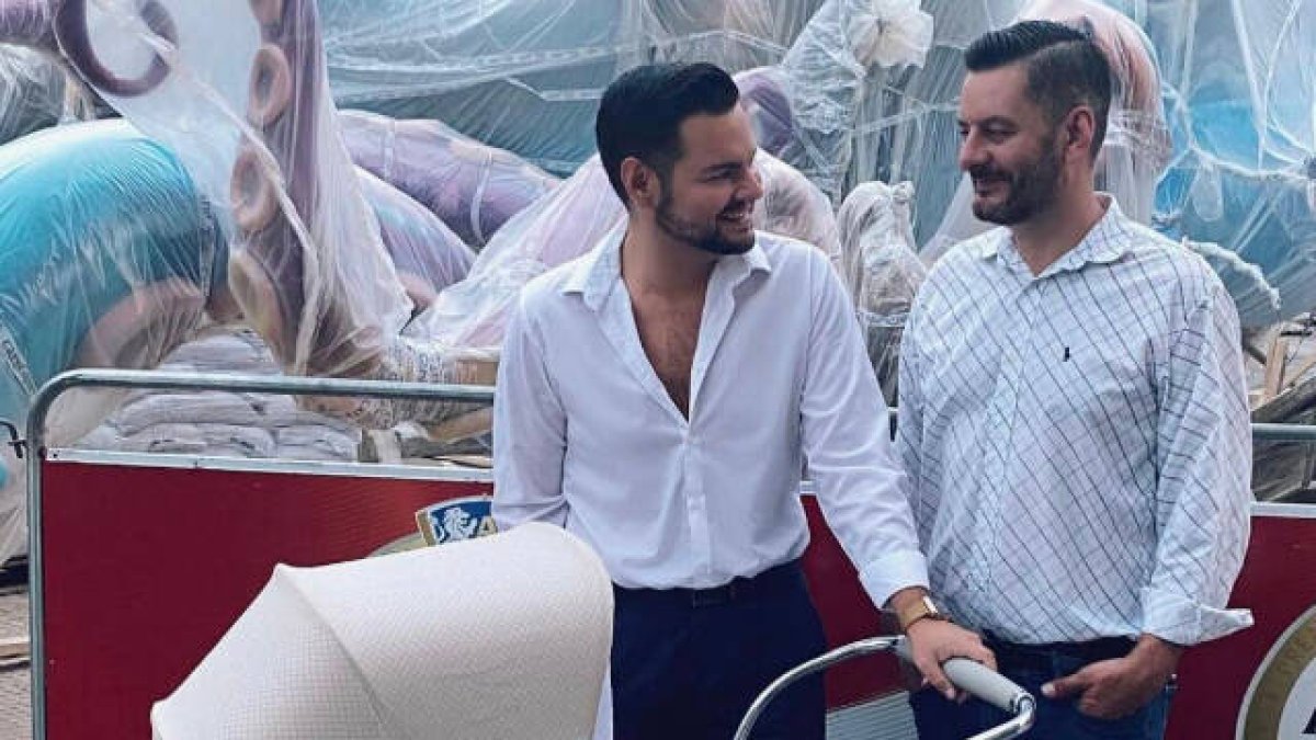 Carlos Galiana y su pareja posando en una falla