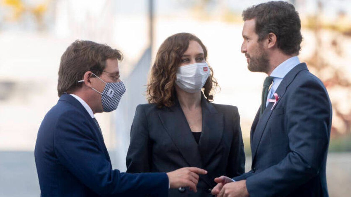 El alcalde de Madrid, José Luis Martínez-Almeida; la presidenta de la Comunidad de Madrid, Isabel Díaz Ayuso y el presidente del PP, Pablo Casado