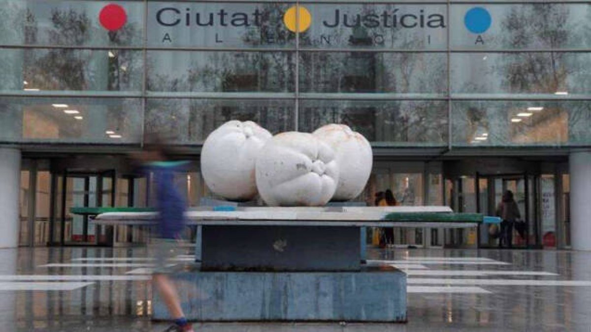 Escultura de las Tres Gracias de Gerardo Rueda que preside la Ciudad de la Justicia de Valencia y que fue retirada ante de iniciarse el juicio sobre el IVAM.
