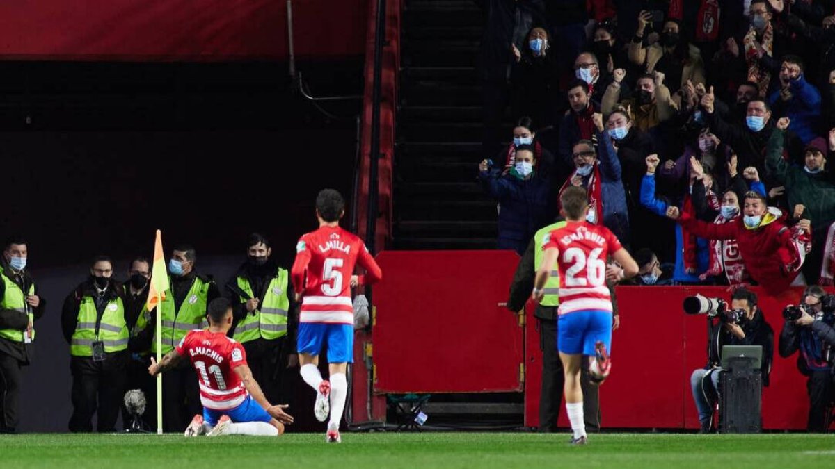 Los jugadores del Granada celebran el golazo de Machís