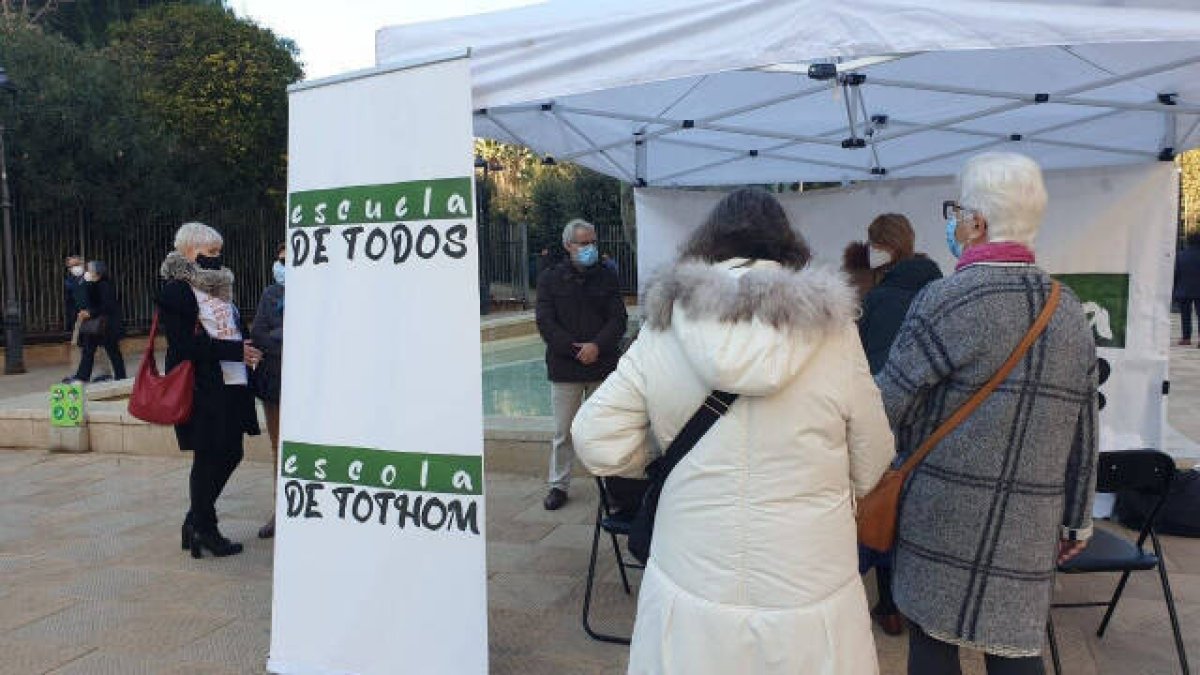Carpa de recogida de firmas de Escuela de Todos como la que ha vetado el Ayuntamiento de Vic