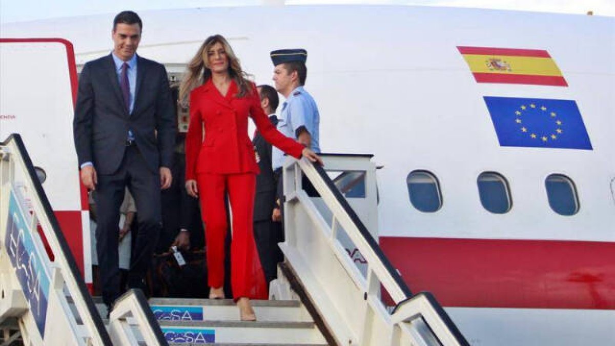 Sánchez y su mujer bajando del avión presidencial
