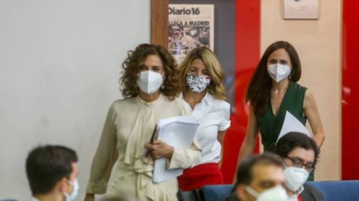 La ministra de Hacienda, junto a Díaz y Belarra.