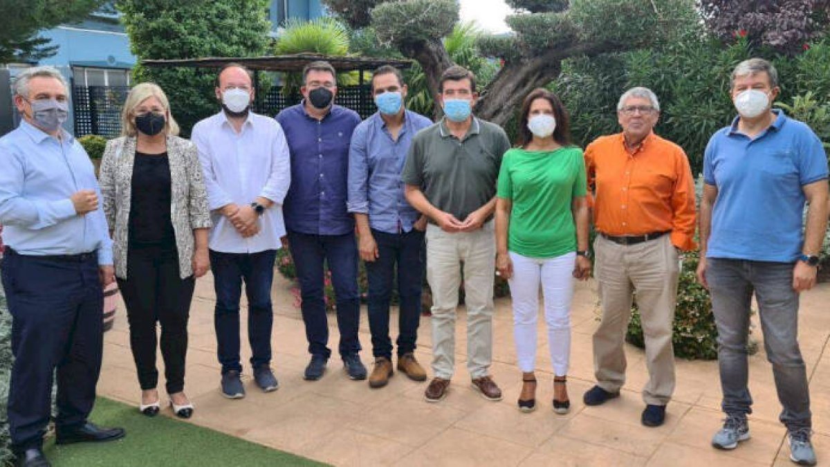 Comité ejecutivo de Valencia con algunos cargos locales en la reunión en Requena