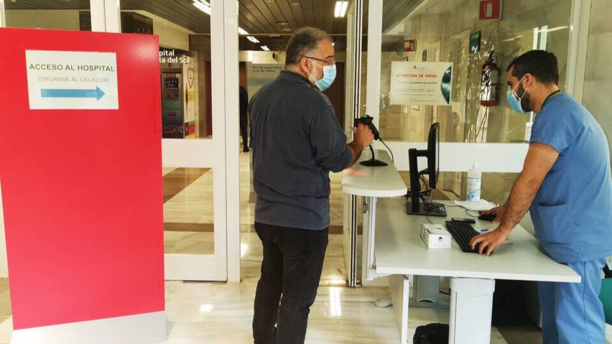 Acceso a un hospital de Málaga.