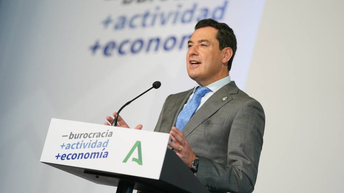 El presidente de la Junta de Andalucía, Juanma Moreno, en la presentación del Decreto Ley de Simplificación, en San Telmo.