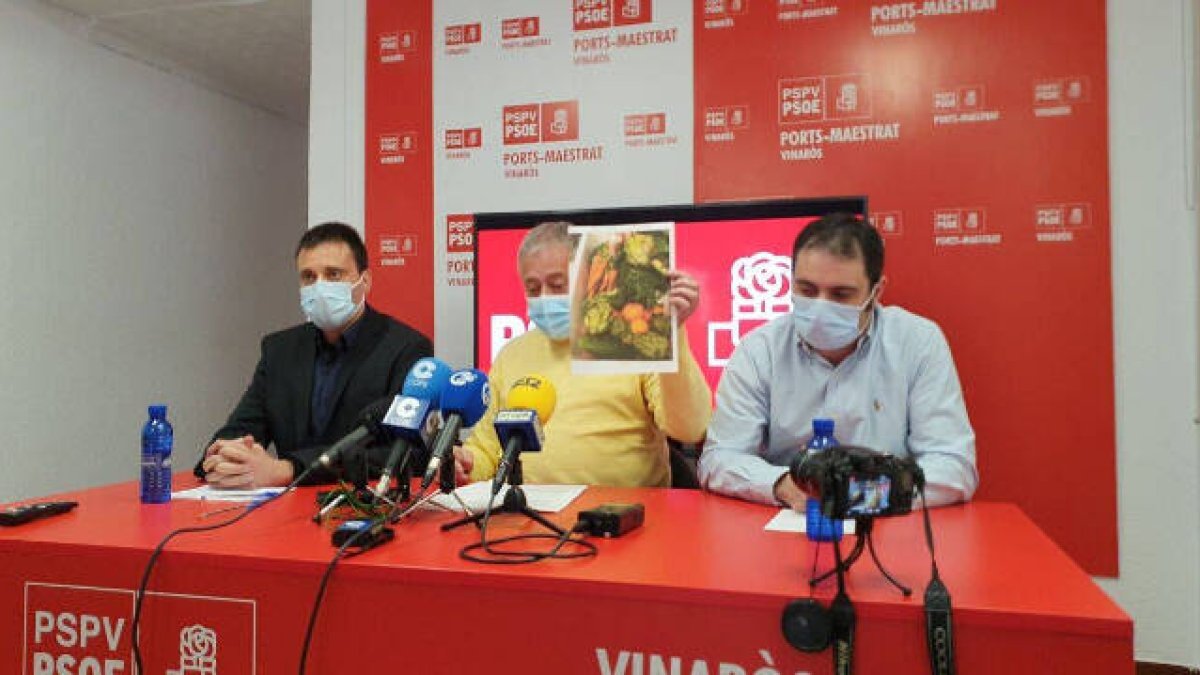 El alcalde de Vinaròs, Guillem Alsina (izquierda) y el concejal que regaló una cabeza de cordero (centro) a una de Podemos