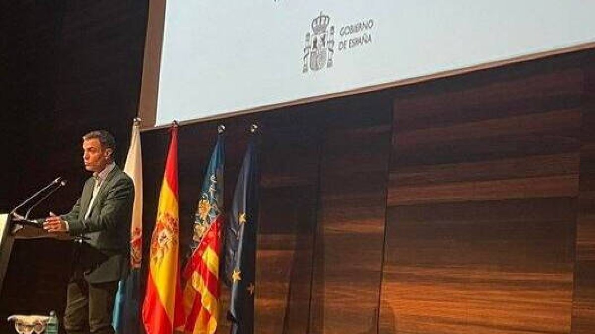 Pedro Sánchez explica a los jóvenes alicantinos su plan de ayudas a la vivienda