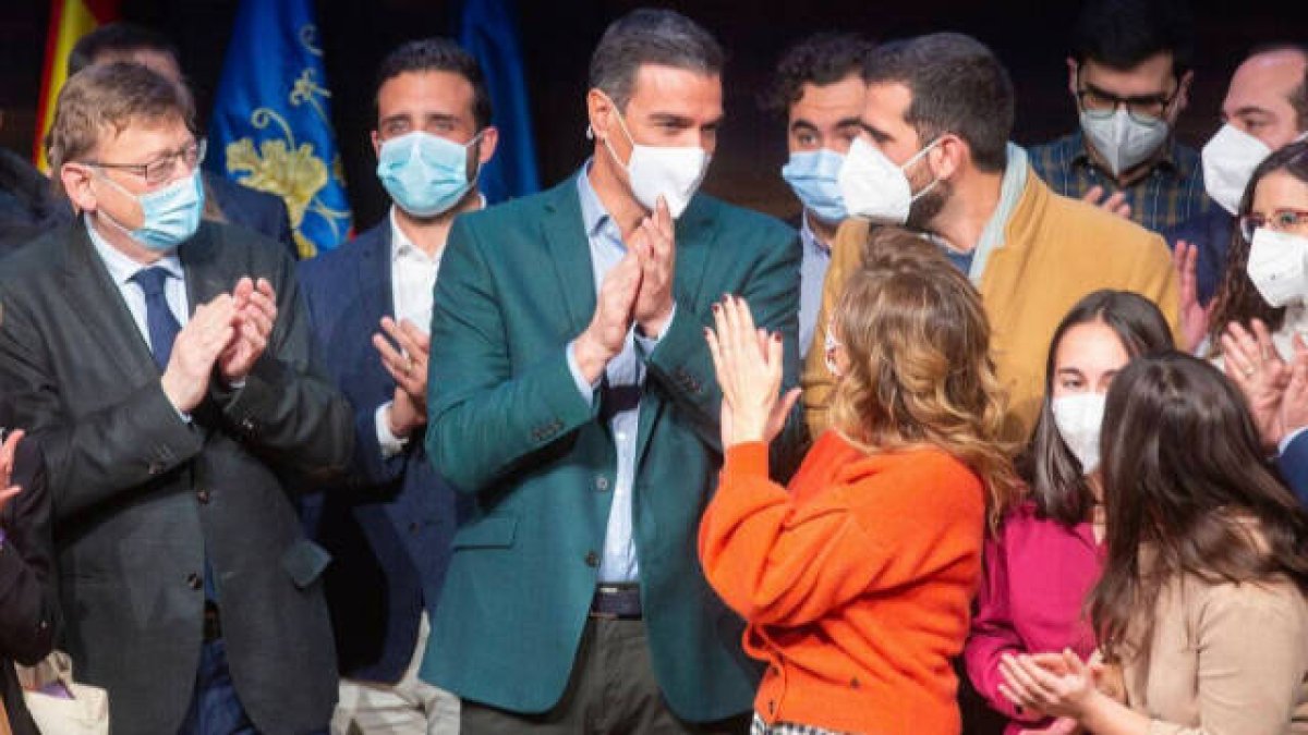 Puig, Sánchez y Víctor Camino, líder de JSE, presidiendo las fotos del acto del Gobierno en Alicante