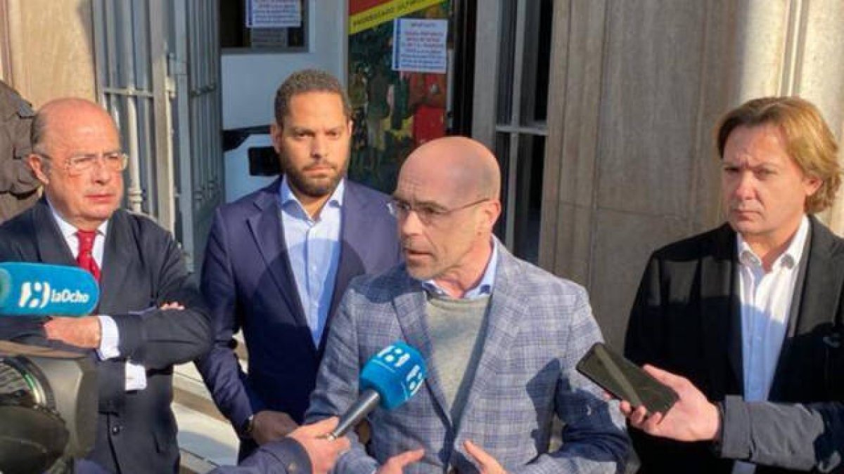 El vicepresidente de Acción Política y eurodiputado de VOX, Jorge Buxadé, en la plaza del Ayuntamiento, frente al Ateneo Mercantil de Valencia