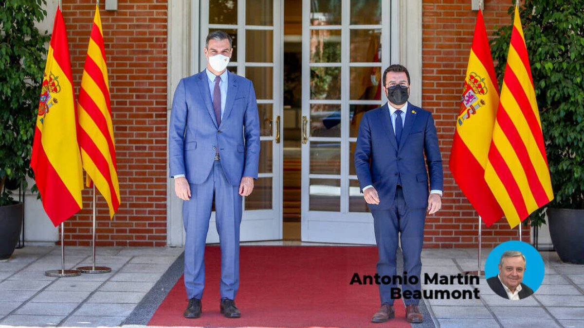 Sánchez y Aragonés momentos antes de su reunión.