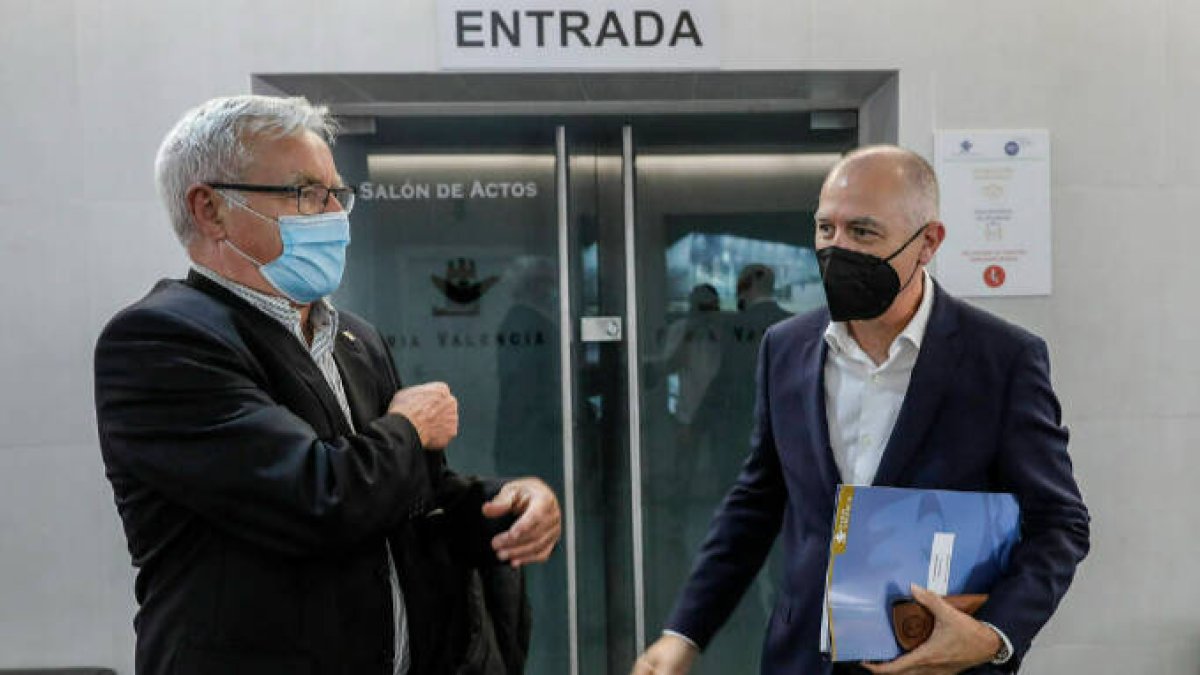 El alcalde de València, Joan Ribó, y el director general de Feria Valencia, Enrique Soto, conversan a sus llegadas a la reunión del Patronato de Feria Valencia, a 30 de junio de 2021, en Valencia, Comunidad Valenciana (España).