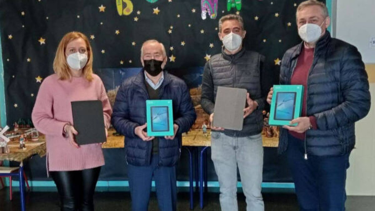 El alcalde de Tous, el concejal de Hacienda y la concejala de Educación, en la entrega de las tabletas al colegio