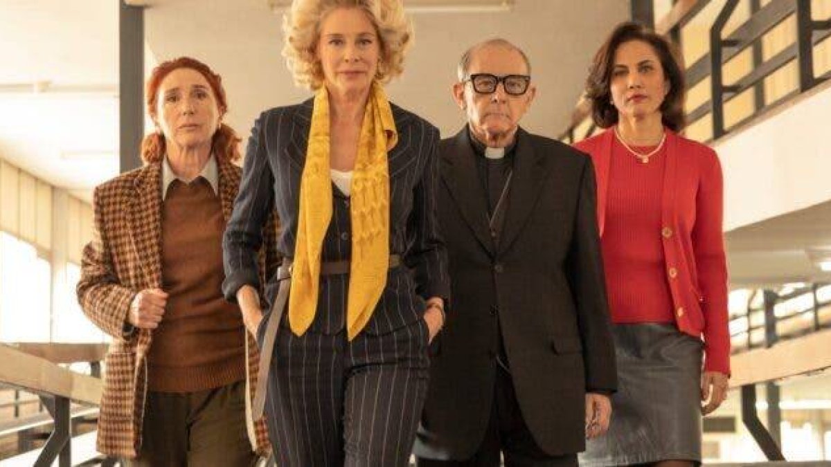 Un anticuario en el que ocurren cosas extrañas y un grupo de lo más variopinto que lo investiga: Netflix arranca los motores de ‘Fenómenas’