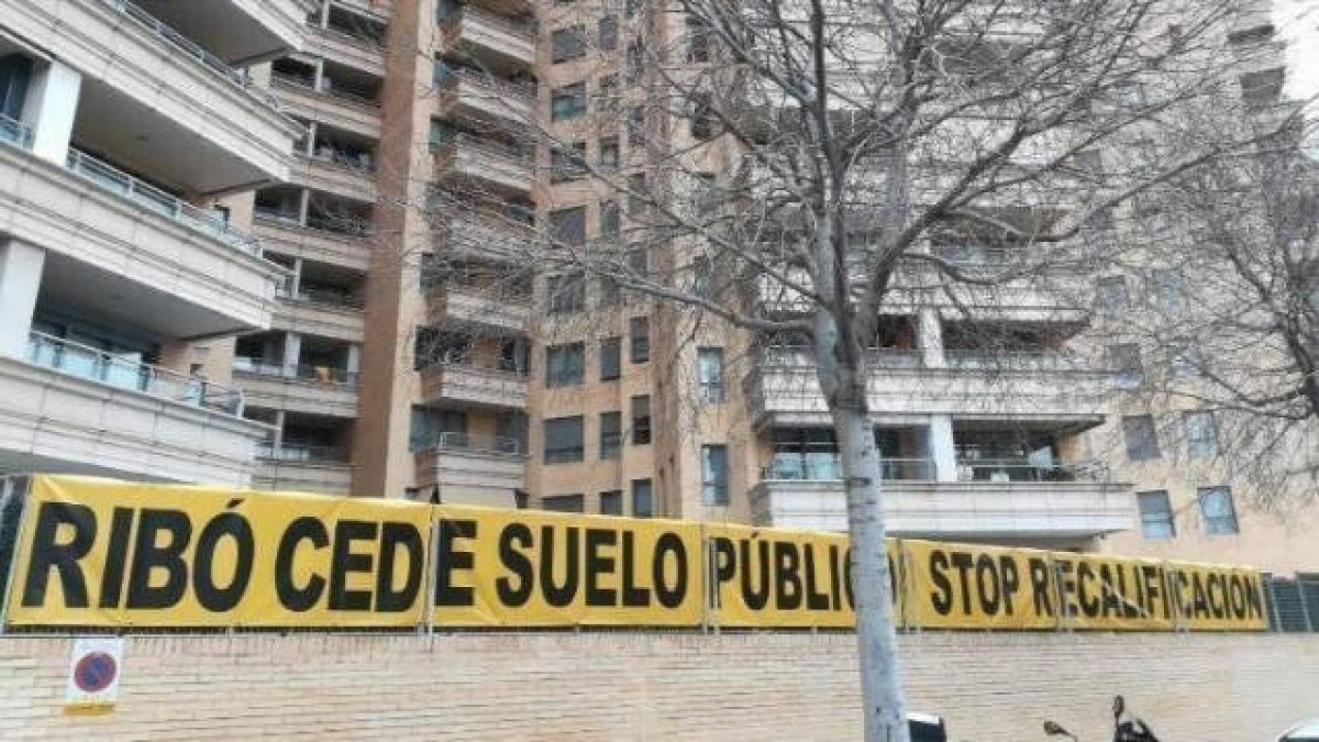 Uno de los carteles de protesta de los vecinos de Penya-roja