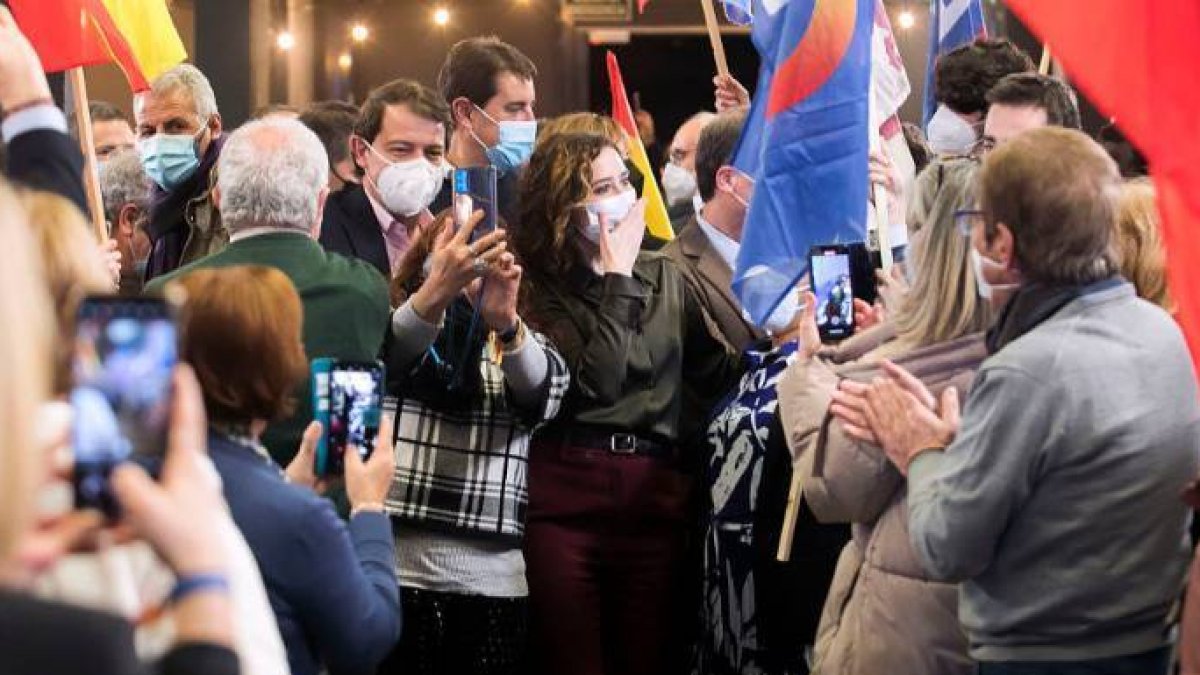 Ayuso, en Burgos, junto a Mañueco en su primera visita por el 13-F.