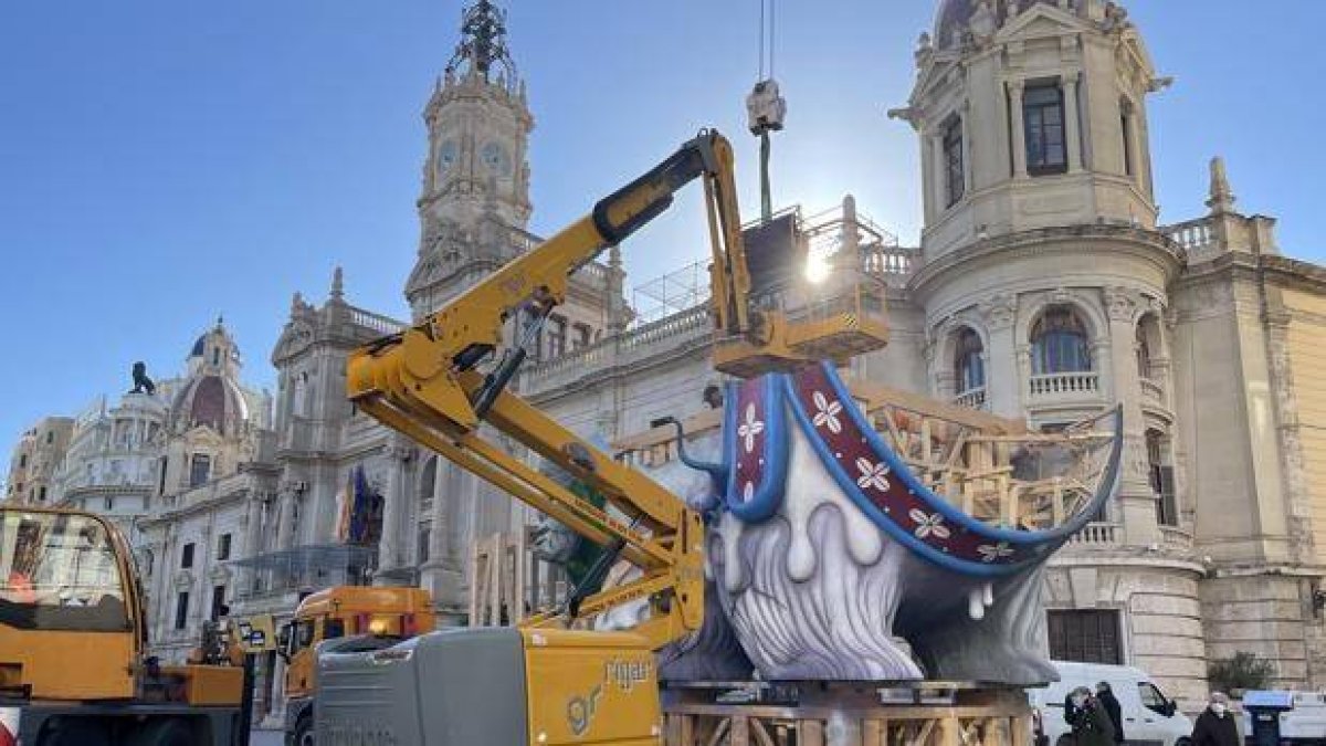 Imagen de la llegada de la Falla Municipal a la Plaza del Ayuntamiento.