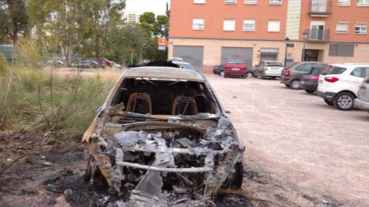 Coche incendiado en Benimàmet