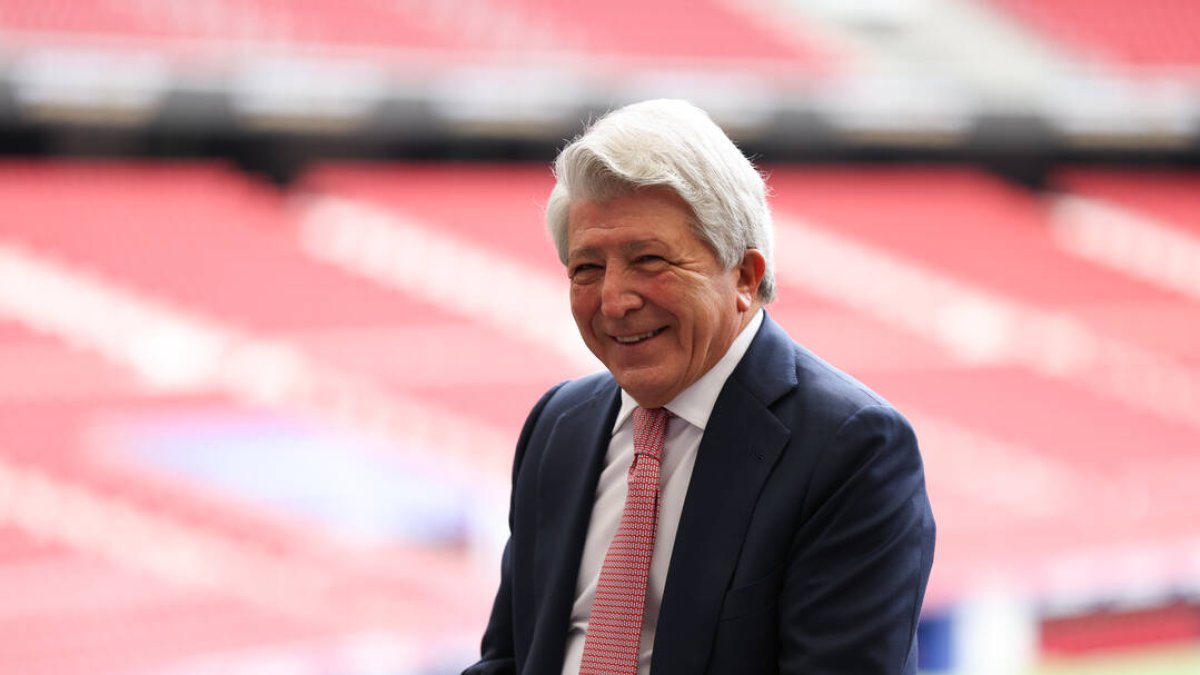 Enrique Cerezo posa durante un acto oficial en el Wanda Metropolitano.