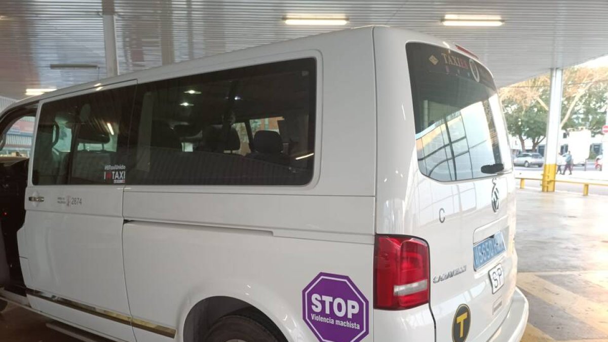 Imagen de un taxi con la pegatina violeta en pro de la campaña realizada para el Día de la Mujer.