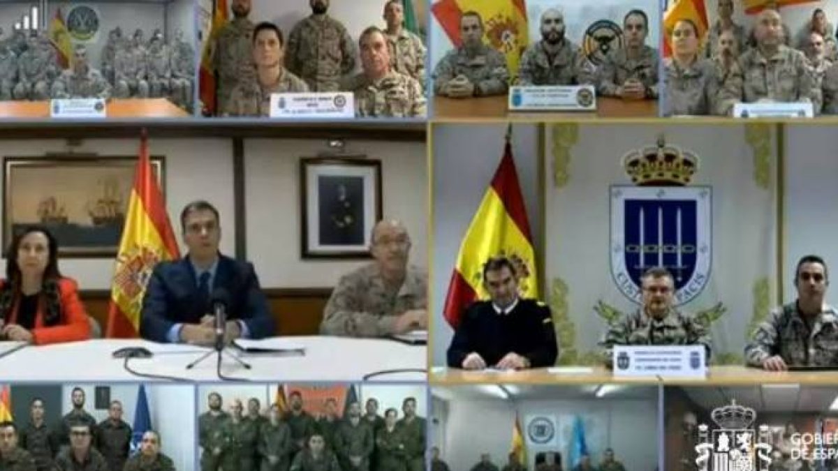 Sánchez y Robles, en una videoconferencia desde La Moncloa con las tropas desplegadas fuera de España.