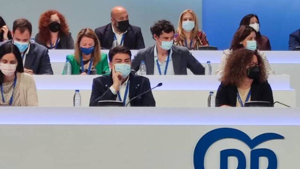 Luis Barcala participa en Sevilla como secretario del Congreso del PP