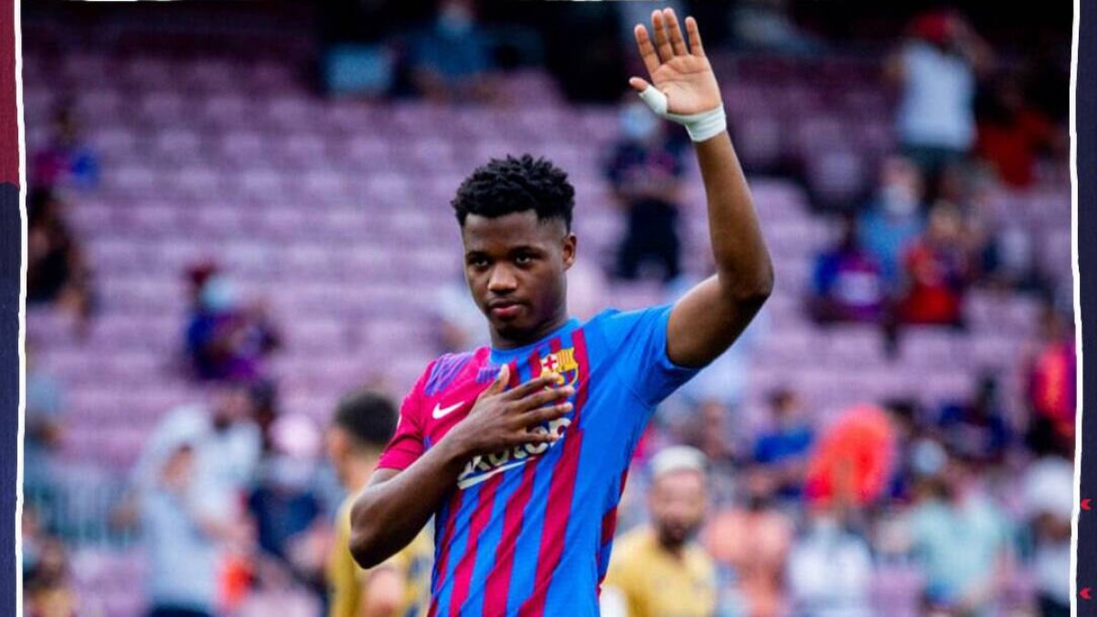 Ansu Fati saluda a la afición del Barça / FCB