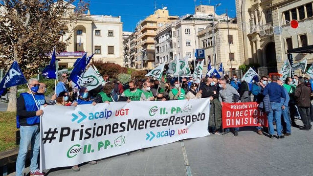 Los trabajadores de los centros penitenciarios se han concentrado frente a las Subdelegación del Gobierno