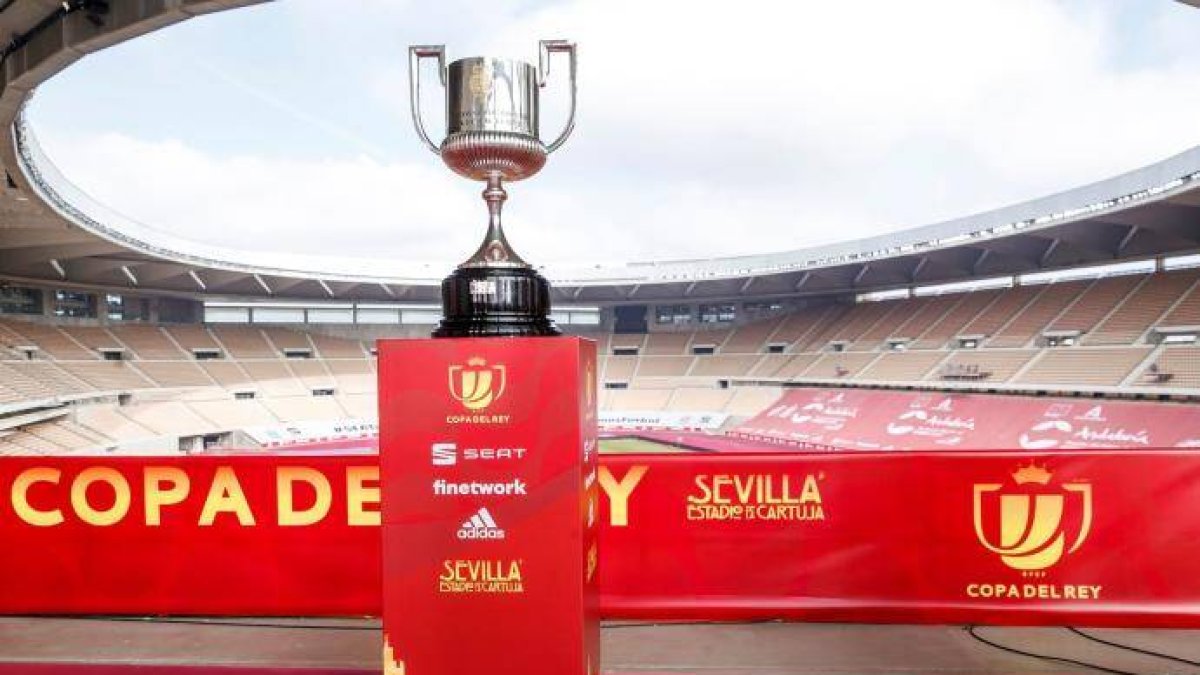 Imagen del trofeo en el escenario de la final, el estadio sevillano de La Cartuja.