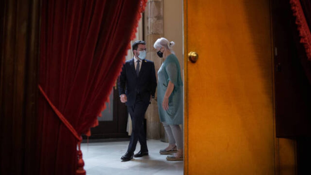 El president de la Generalitat, Pere Aragonès y la diputada de la CUP en el Parlament Dolors Sabater / David Zorrakino / Europa Press