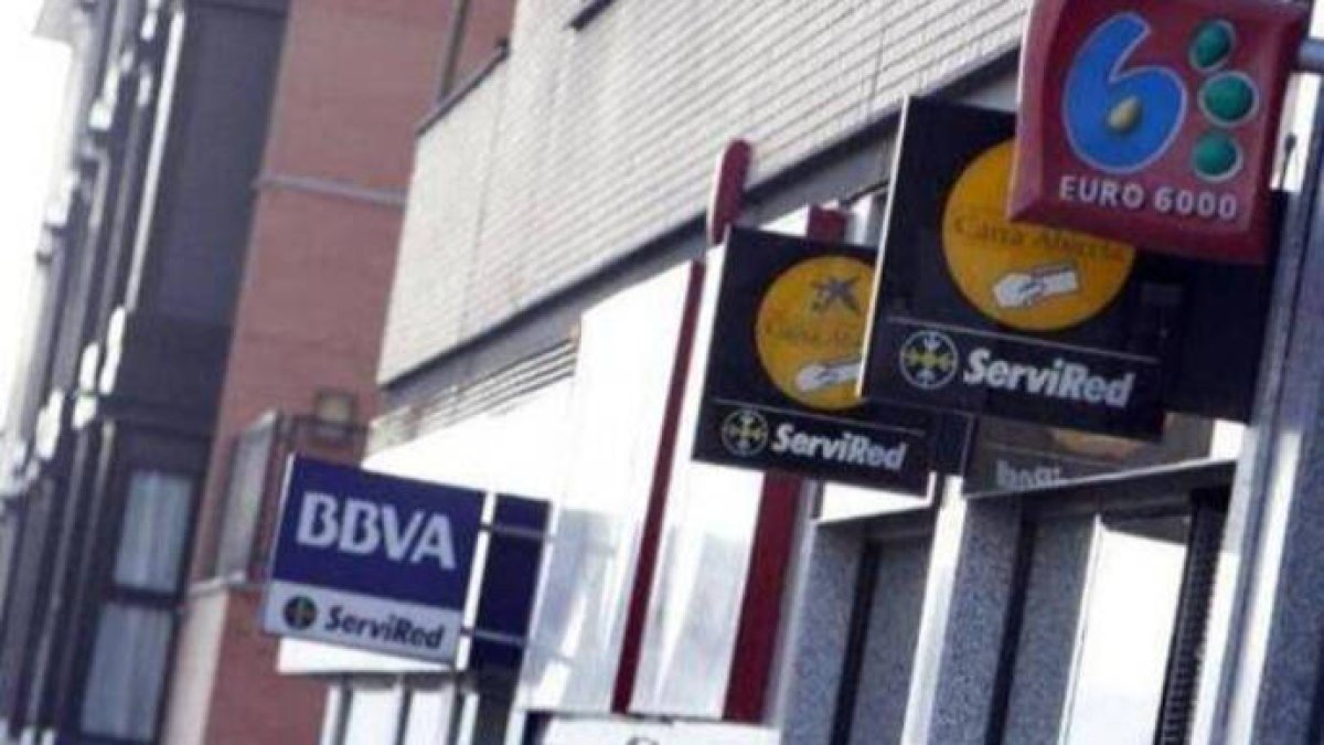 Más de 2.500 sucursales bancarias han cerrado en el último año