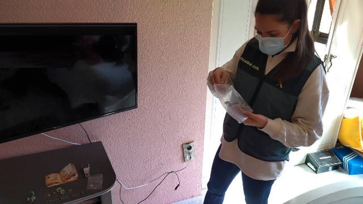 Los agentes han localizado en la vivienda de la detenida gran cantidad de joyas y dinero sustraído de las casas donde iba a limpiar