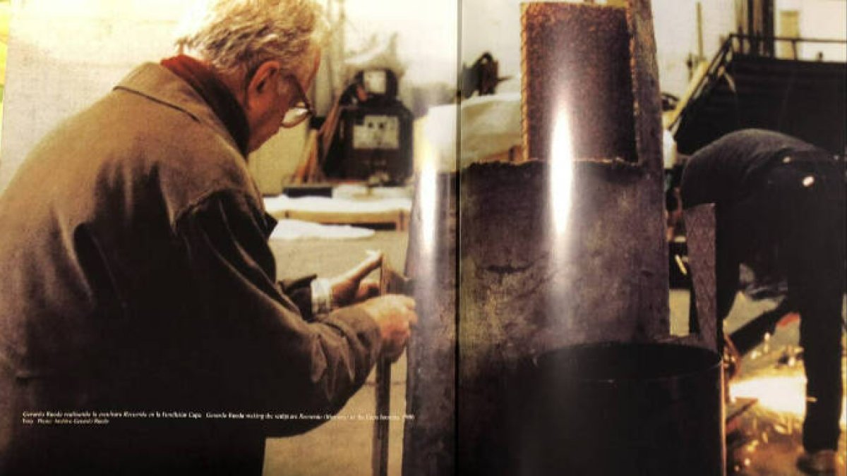 Gerardo Rueda trabajando en la escultura Recuerdo en la Fundación Capa