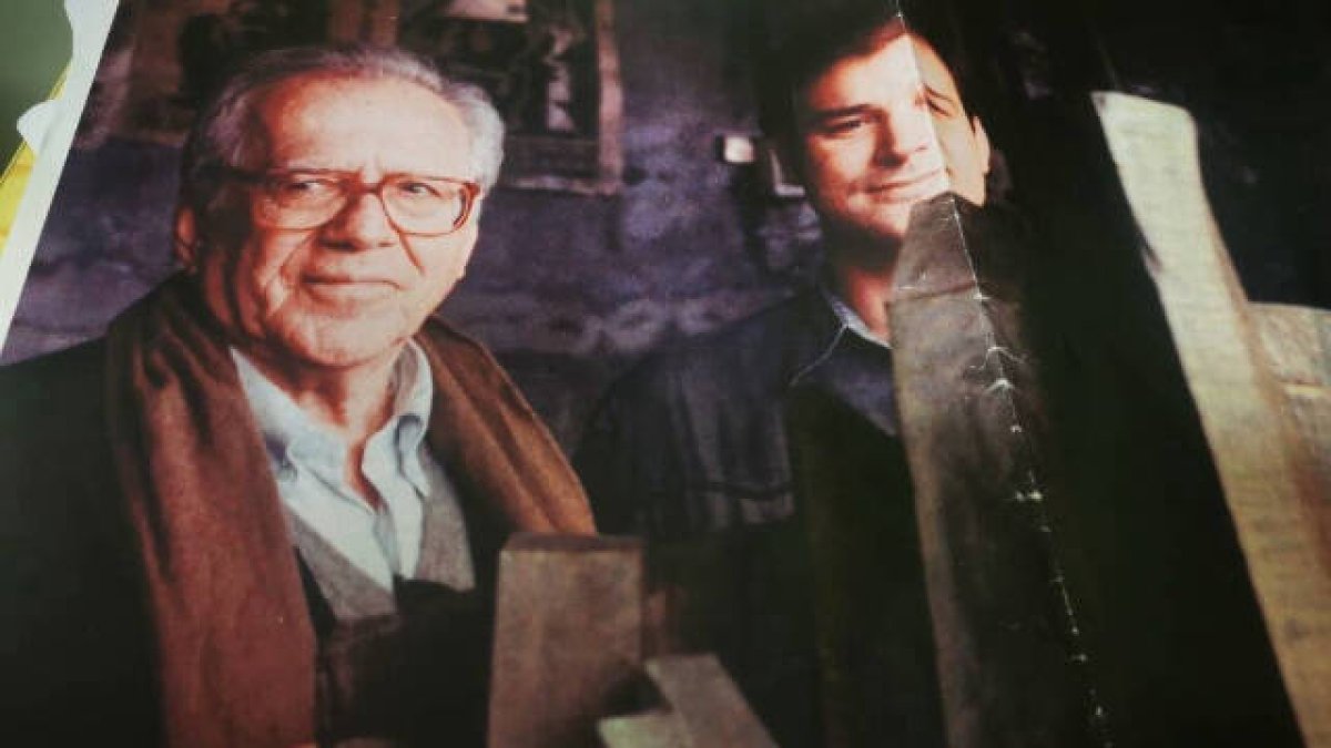 Gerardo Rueda y su hijo José Luis en 1995 en la fundición Capa.