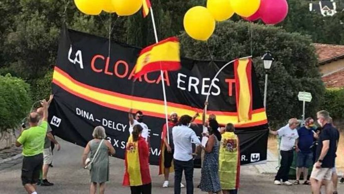 Una de las protestas ciudadanas frente al chalet de Iglesias y Montero en la Sierra de Guadarrama.