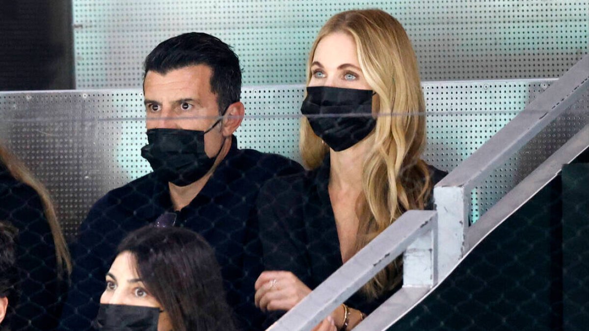 Luis Figo, junto a su esposa, en la Copa Davis del pasado año.