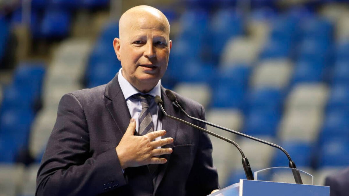 Javier Imbroda, durante el descubrimiento de la Estrella al Mérito Deportivo