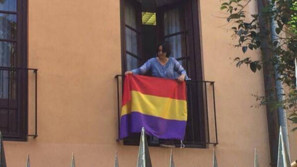 La consellera de Transparencia, Rosa Pérez (UP), cuelga una bandera republicana en el balcón