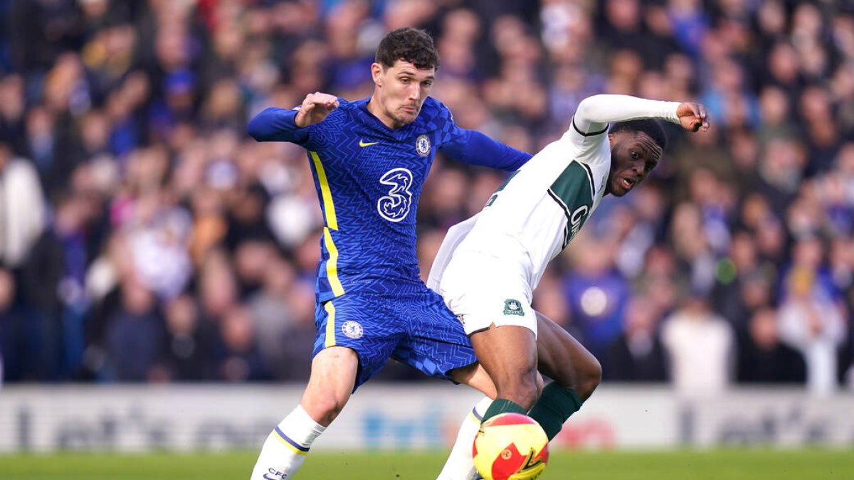 Christensen disputa un balón durante un partido de esta temporada con el Chelsea.