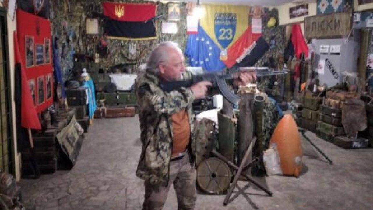 El exfuncionario valenciano, con un fusil. / Foto de Elcomercio.es