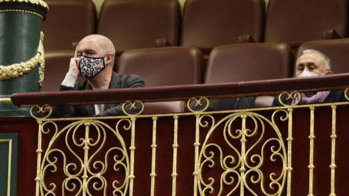 Los secretarios generales de CCOO y UGT en el palco del Congreso el día de la votación de la reforma laboral, algo prohibido
