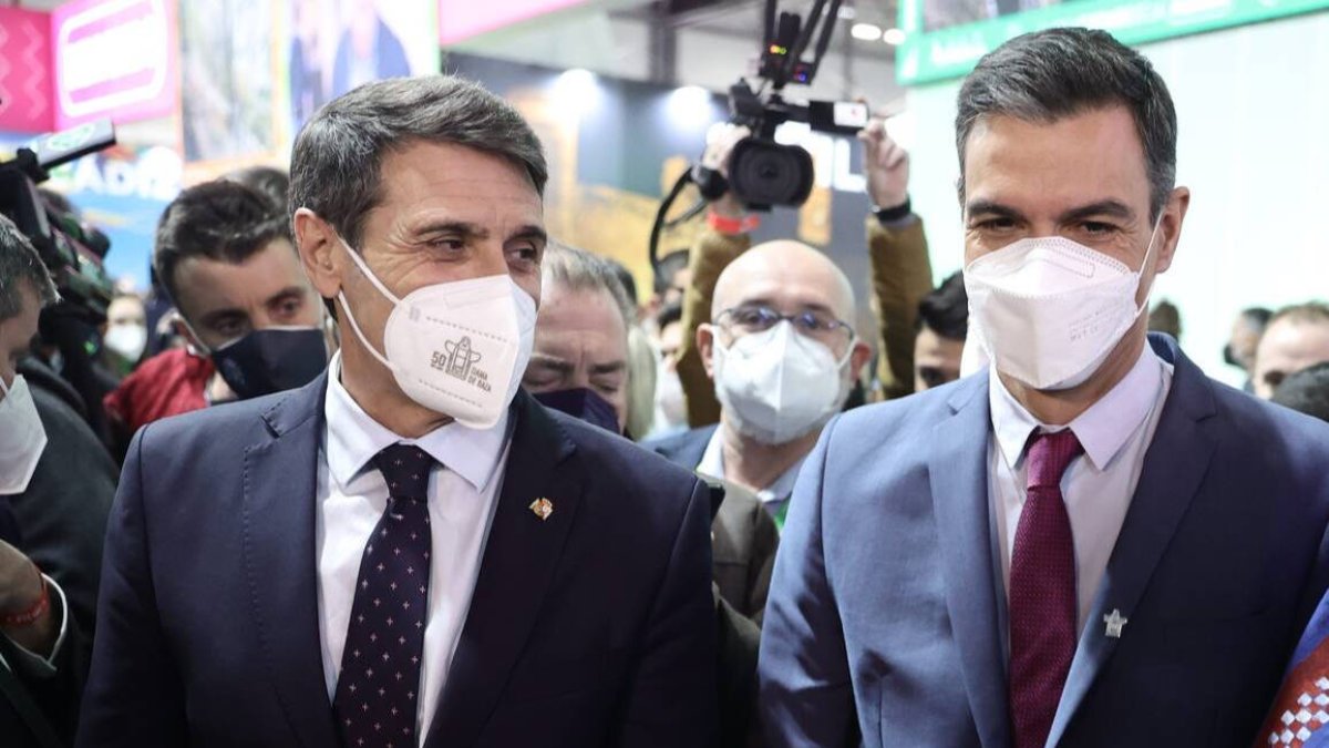 El presidente del Gobierno, Pedro Sánchez, con el alcalde de Granada, el socialista Francisco Cuenca.